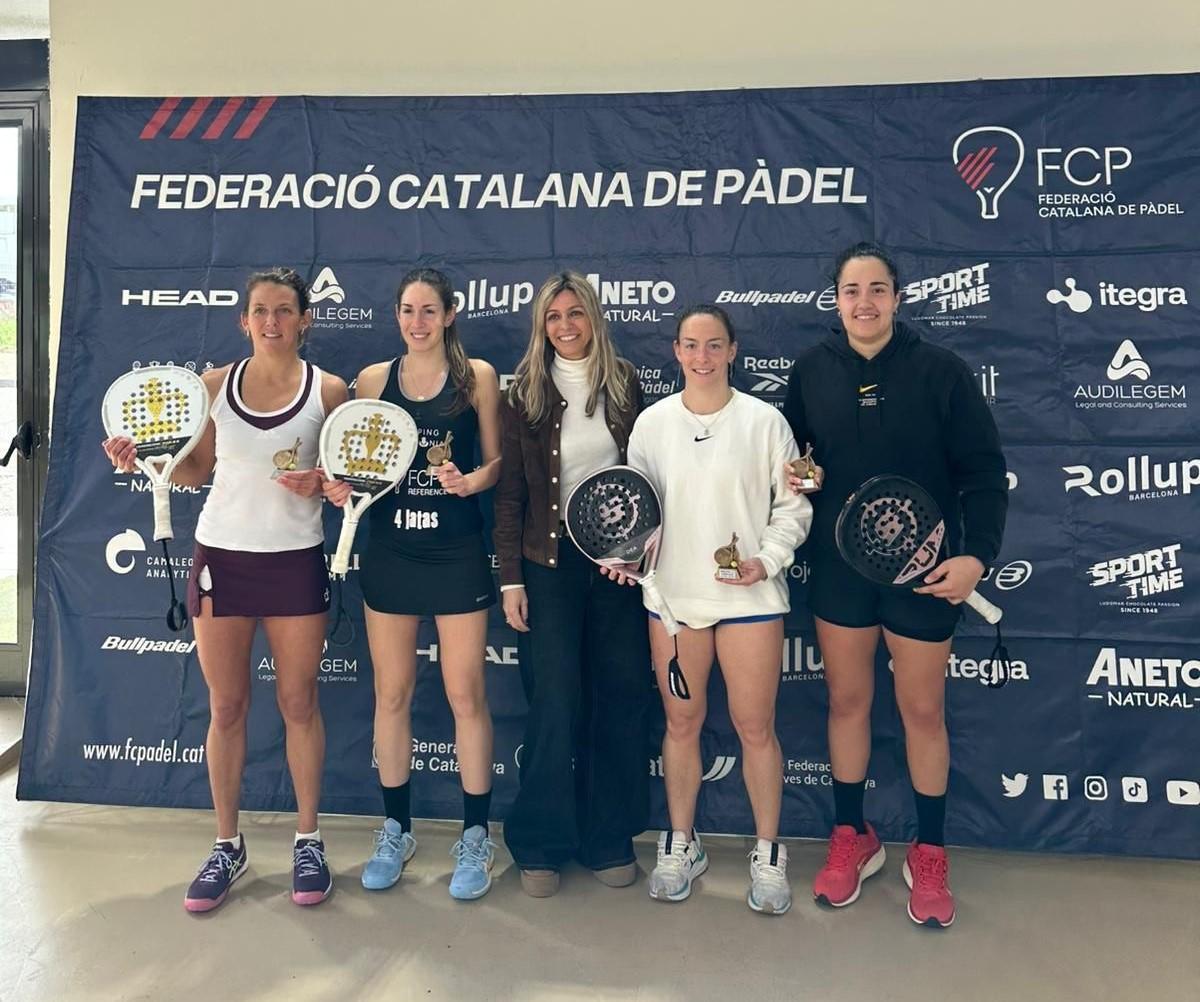 Cris Rodríguez i Anna Ortiz, les campiones del Grand Slam a l'esquerra, al costat de les subcampiones, Ares Llobera i Maite Cano, situades a la dreta de la imatge