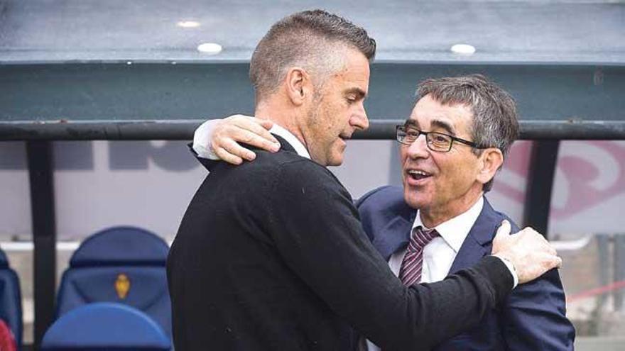 Vázquez y Carreras se saludan ayer antes de empezar el encuentro.