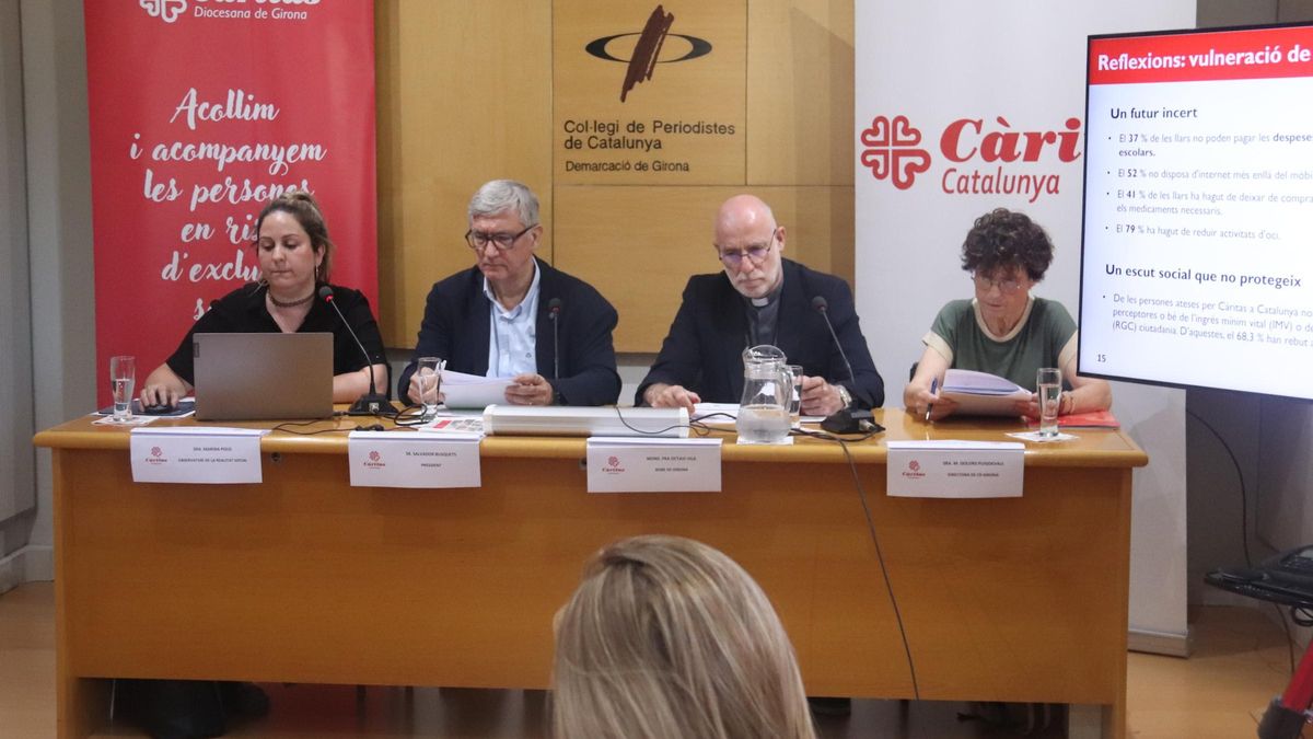 El president de Càritas Catalunya amb el bisbe de Girona i altres membres de l'entitat en la presentació de la memòria del 2024