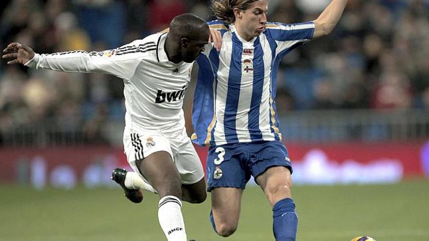 Filipe pugna con Lass durante la última visita del Dépor al Bernabéu. / emilio naranjo / efe