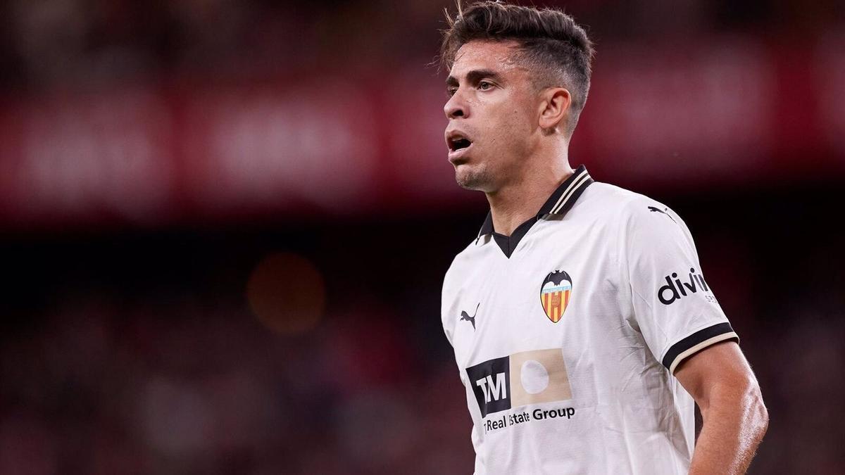 Gabriel Paulista como jugador del Valencia CF durante la temporada 2023/2024