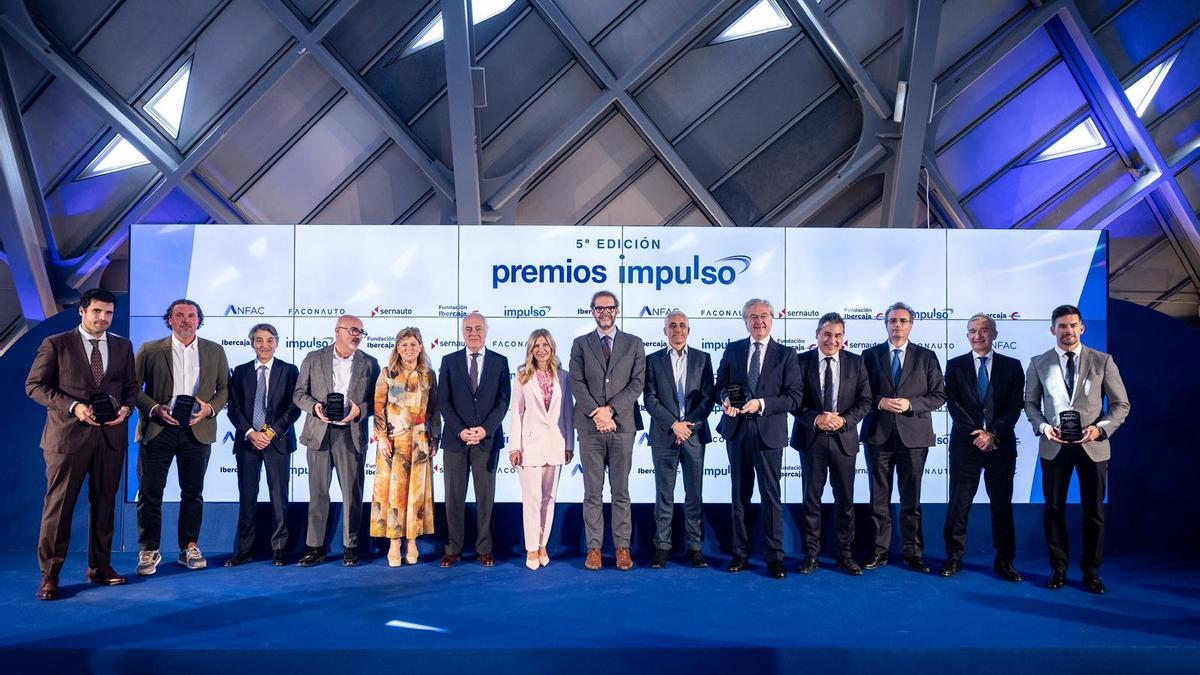 Foto de familia de los ganadores de los Premios Impulso, este viernes.