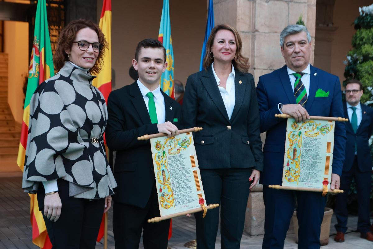 César Agut y Adrián Gil, con la alcaldesa y la concejala de Fiestas, ayer en la plaza Mayor.