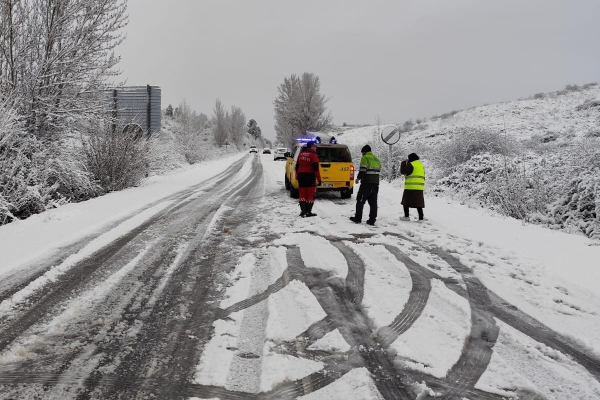 Carretera afectada por la nieve en Ponferrada León.