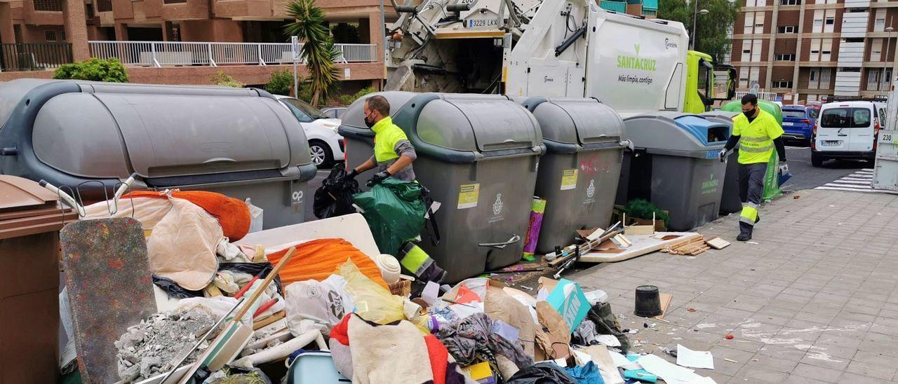 Basura depositada fuera de los contenedores de residuos, en Santa Cruz de Tenerife.