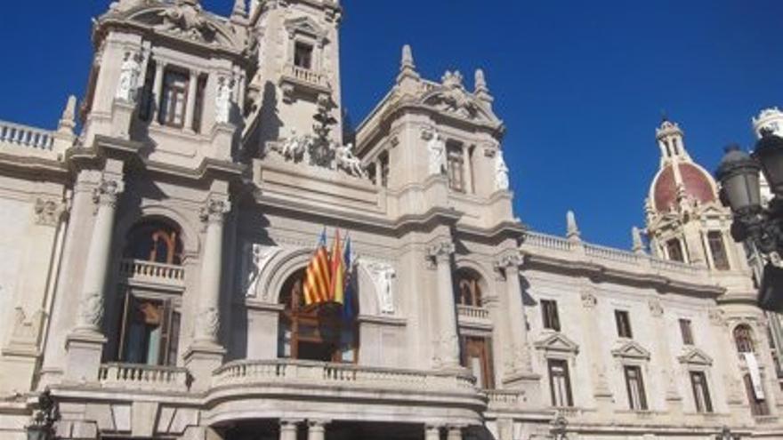 Archivo - Imagen de la fachada del Ayuntamiento de València