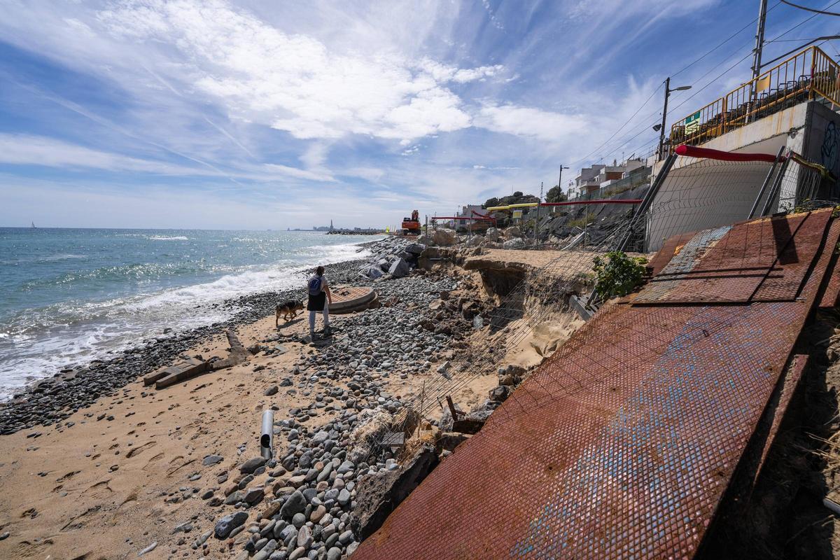 El temporal marítimo destroza buena parte de las playas del litoral catalán.