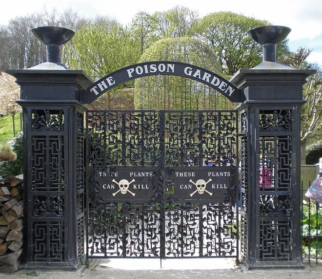 Puertas del The poison garden, el jardín venenoso