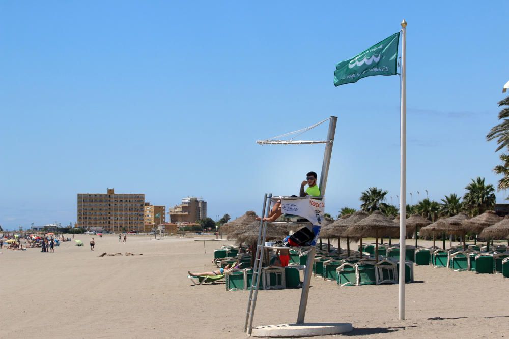 Comienzan las labores de limpieza de las playas de Málaga capital antes del inicio de la temporada de verano