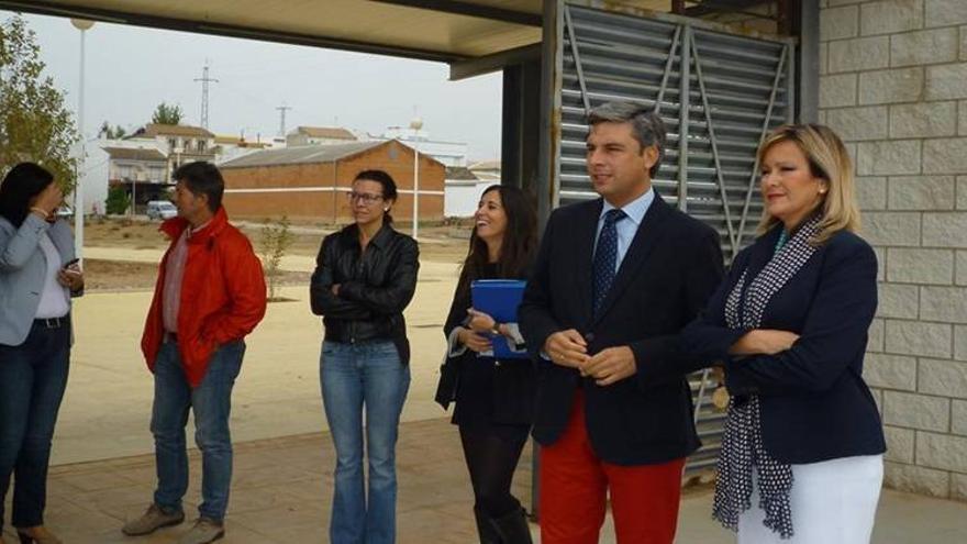 La instalación eléctrica culmina el recinto ferial