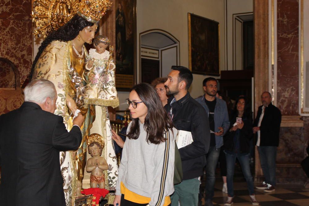 Besamanos de la Virgen de los Desamparados hasta la madrugada