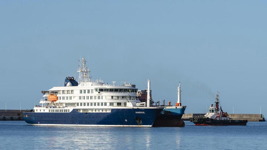 Las condiciones meteorológicas obligan a atracar el 'MV Hondius' en el puerto de Granadilla (Tenerife)