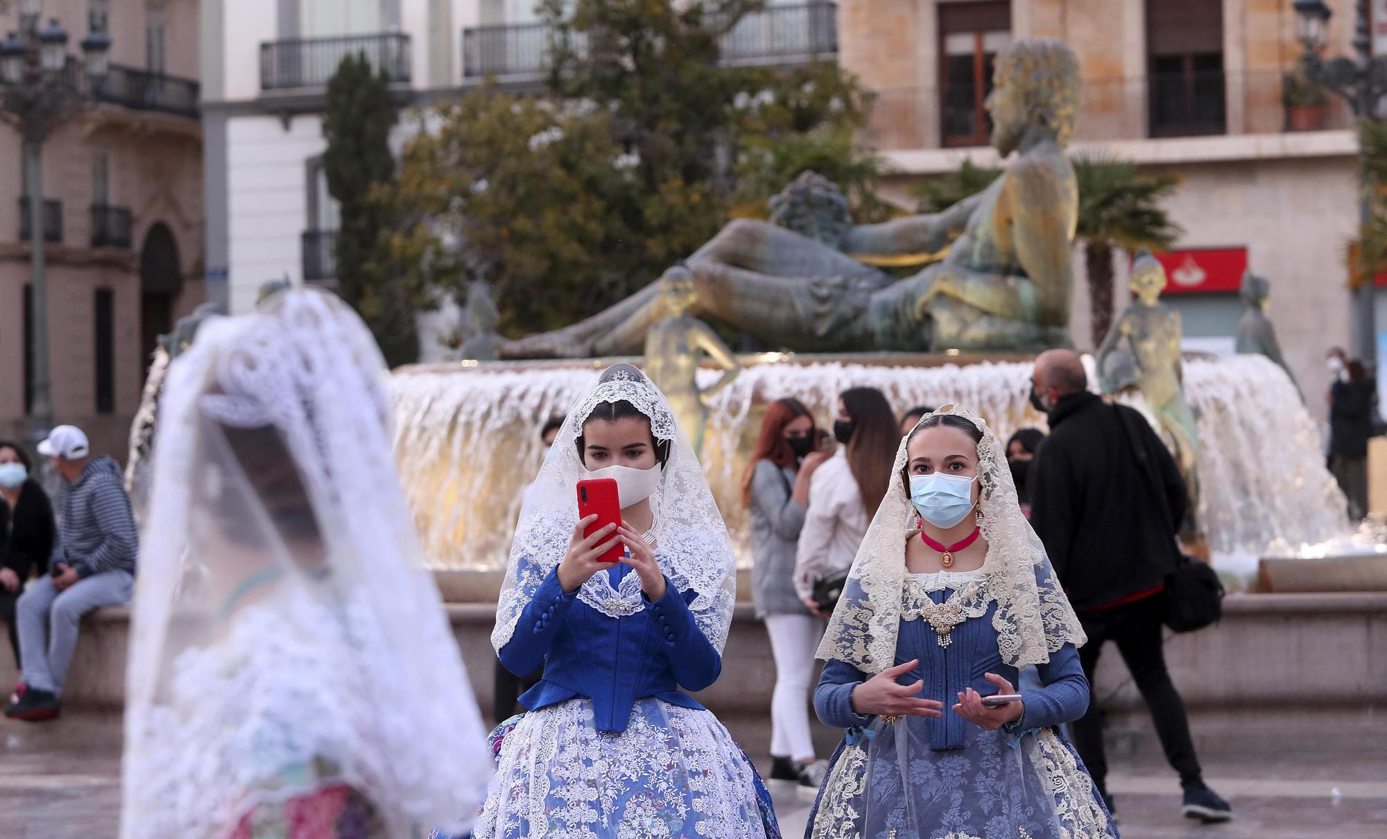 Flores de los falleros a la Virgen en el primer día de la "no ofrenda"