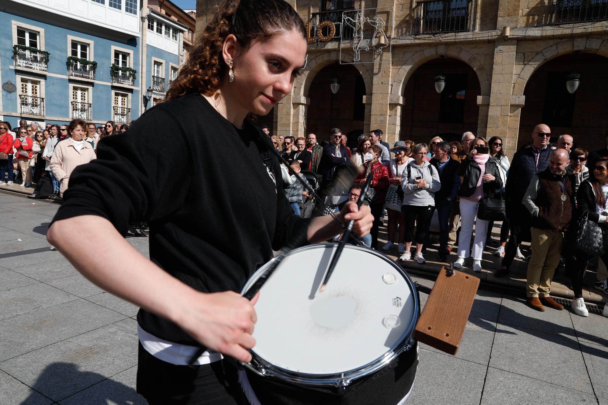 EN IMÁGENES: La tamborrada del Viernes Santo en Avilés