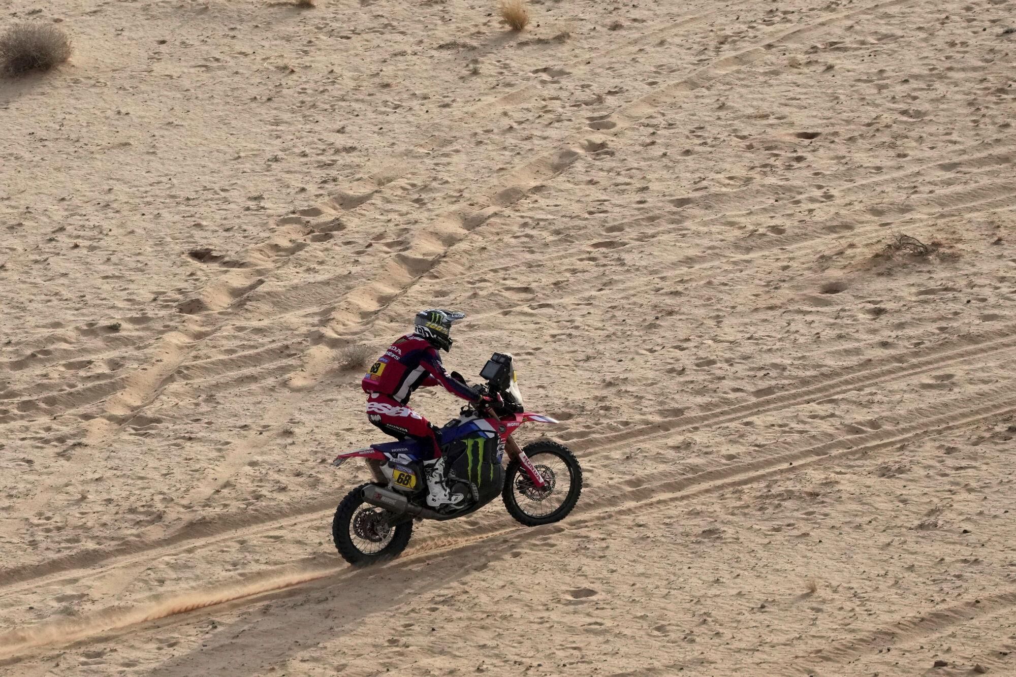Honda rider Tosha Schareina of Spain competes during the fifth stage of the Dakar Rally between Alula and Hail, Saudi Arabia, Thursday, Jan. 9, 2025. (AP Photo/Christophe Ena). EDITORIAL USE ONLY / ONLY ITALY AND SPAIN