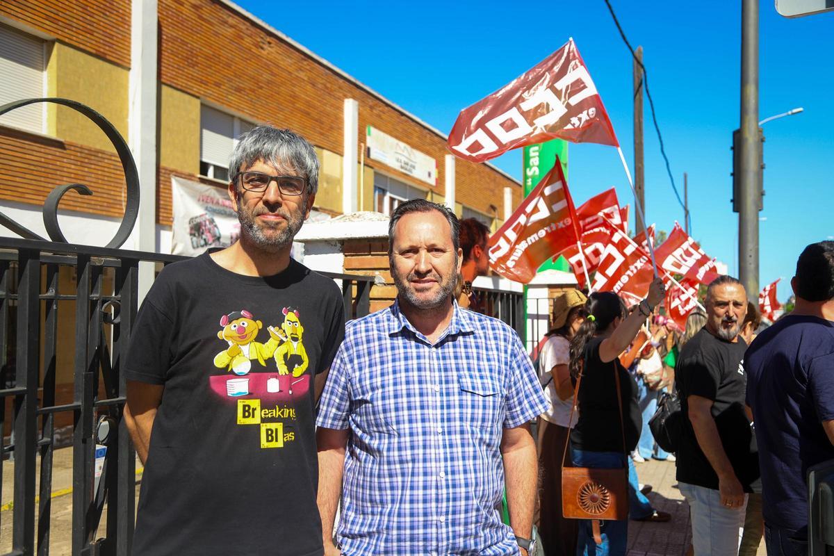 El jefe de estudios y el director del centro educativo, en la concentración.