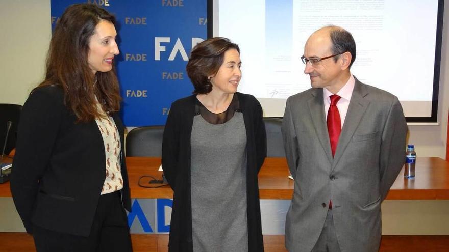 Por la izquierda, Elena Martín, del departamento de relaciones laborales de la CEOE; Leticia Bilbao, directora de desarrollo empresarial de FADE, y Juan José Fernández Domínguez, catedrático de Derecho del Trabajo.