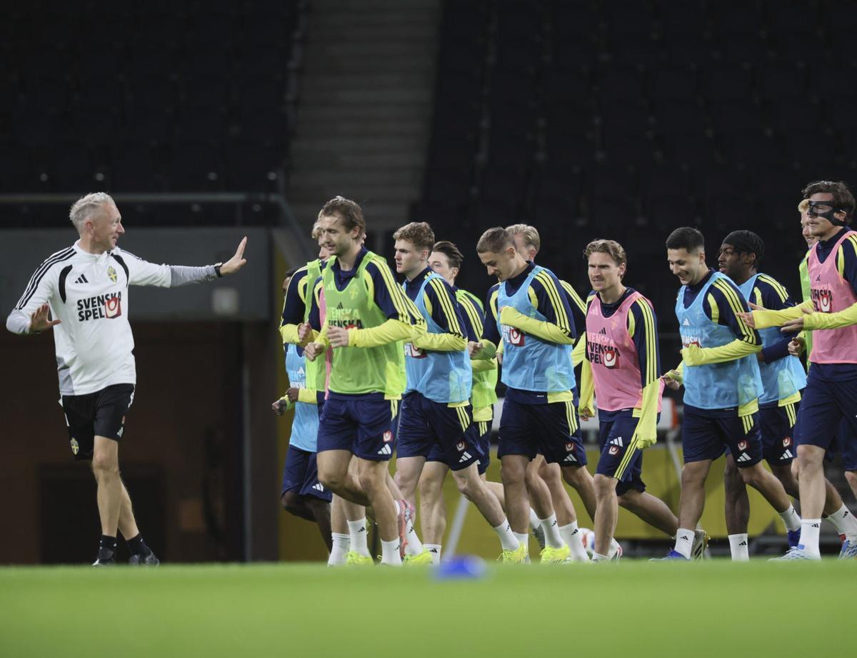 Williot y Starfelt, ayer, junto a otros internacionales, en el entrenamiento de Suecia. | LESZEK SZYMANSKI