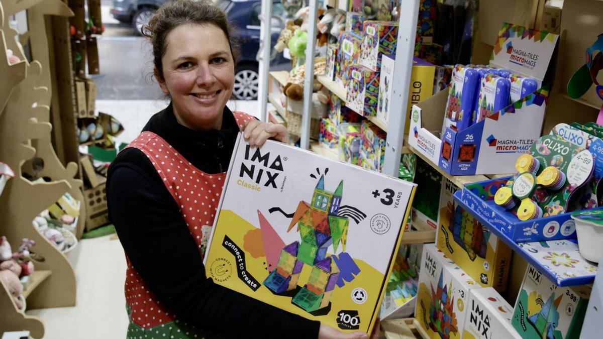 Judith Herrero, con un juego de piezas magnéticas, en su juguetería de Gijón.