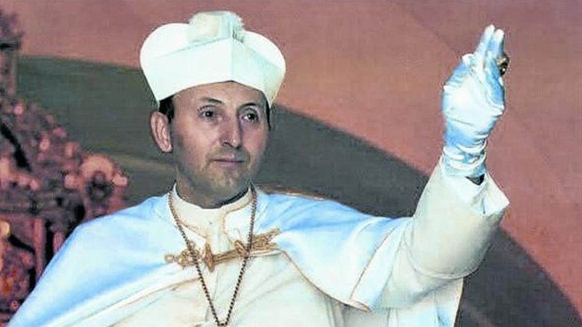 Ginés Jesús Fernández, como Papa, y Nieves Triviño en la portada de 'Interviú'.