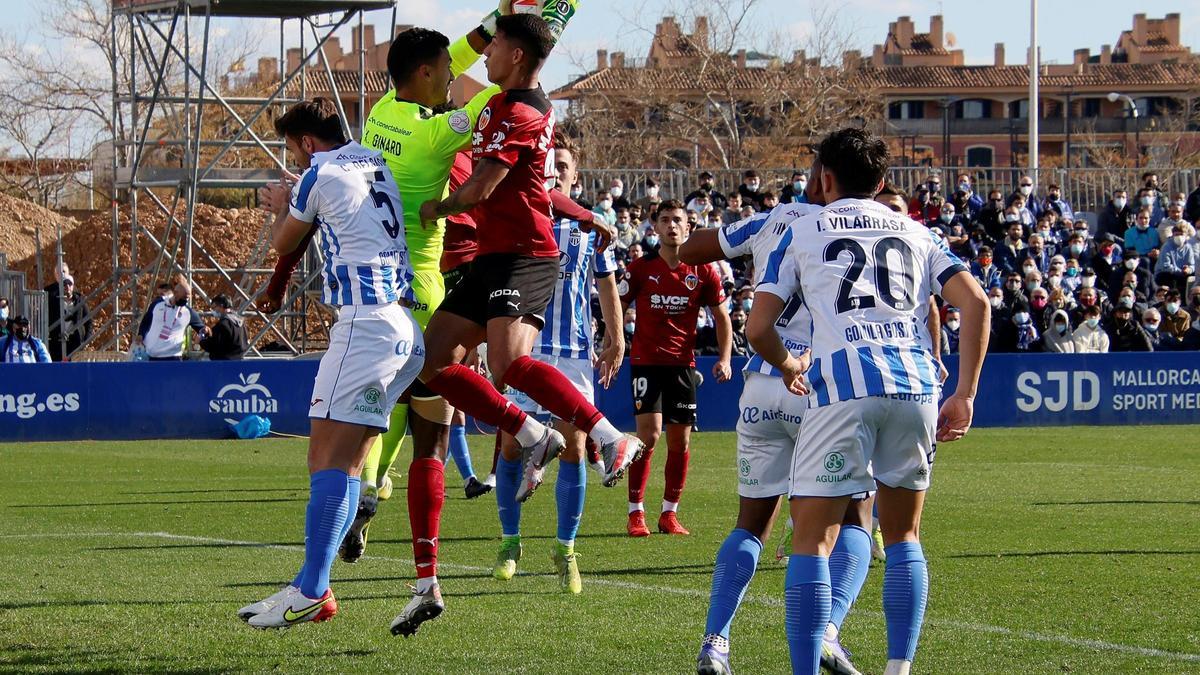 Marcos André disputa un balón aéreo