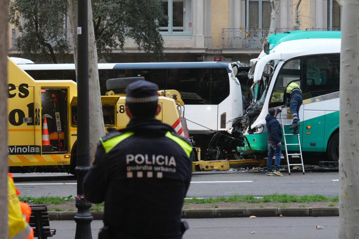 Choque de dos autocares en la Diagonal con una treintena de heridos