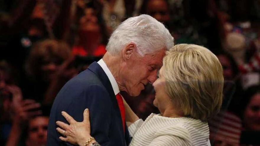 Hillary Clinton, abrazada por su marido en la noche electoral. // Reuters