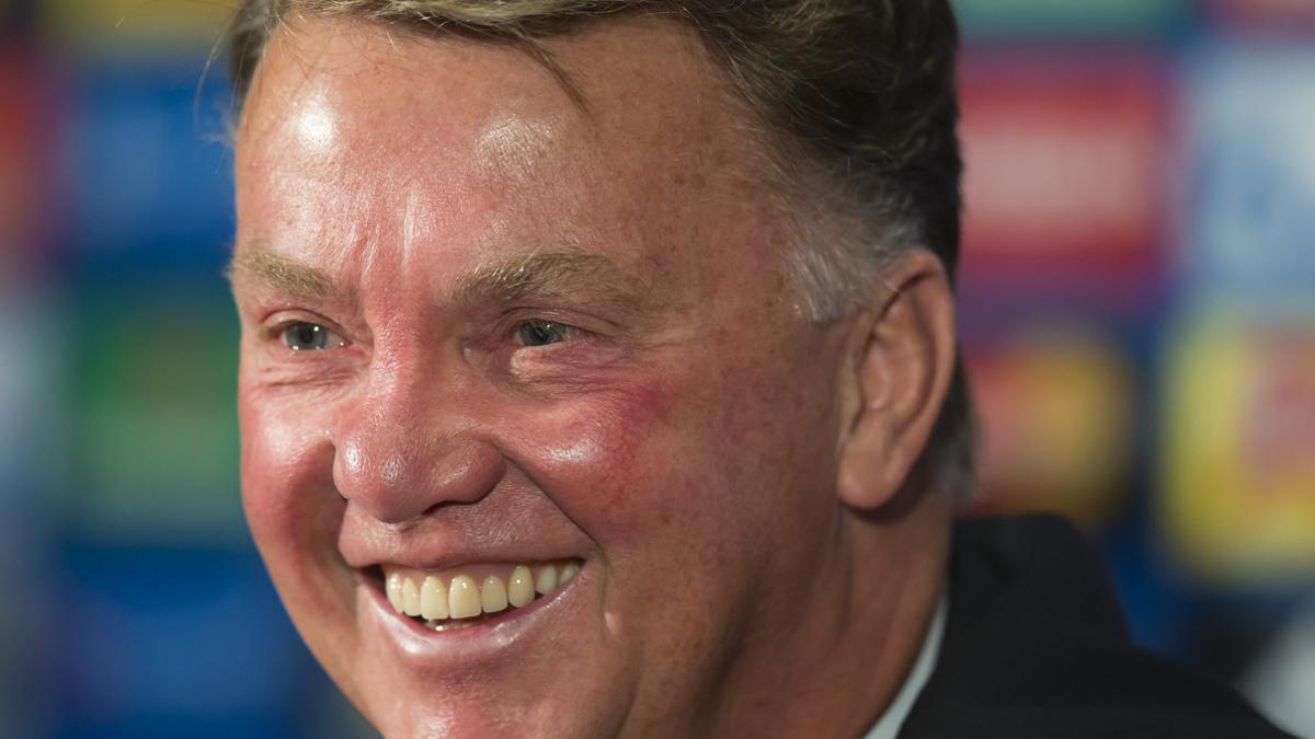 Van Gaal sorprendió a todos diciendo que no pretende retirarse después de que en holanda lo aseguraran.