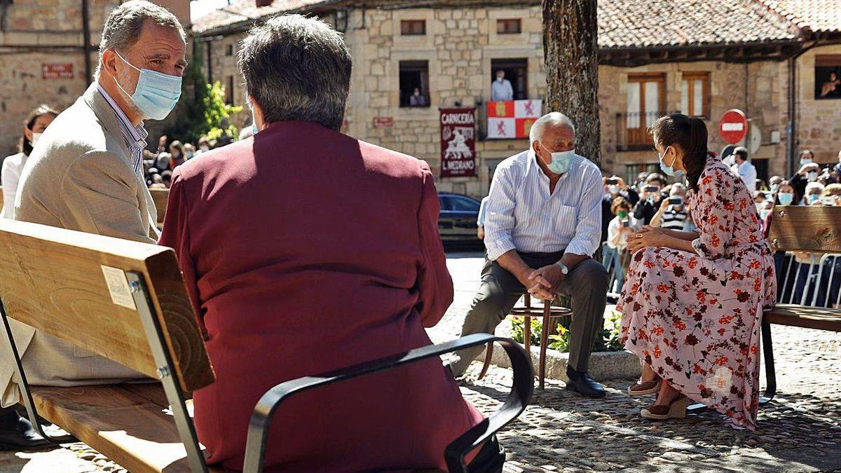 Los Reyes, de tertulia en Vinuesa. Efe