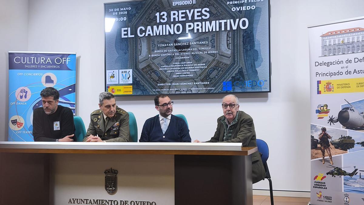 Por la izquierda, Iñaki Santianes; el coronel Jesús Moreno del Valle; Daniel Álvarez y Pablo Álvarez, durante la presentación del espectáculo sinfónico.