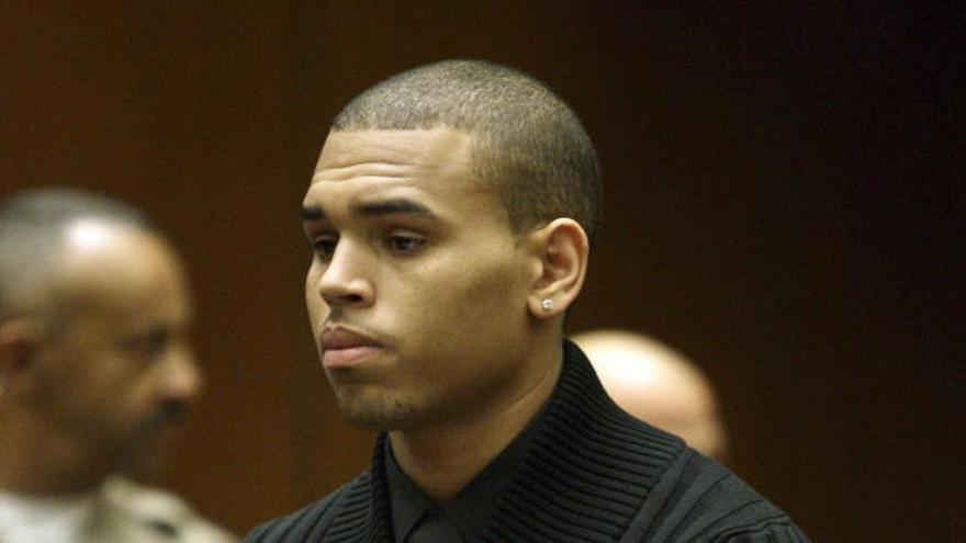 El cantante estadounidense Chris Brown presenta una petición durante su comparecencia en la Corte Superior de Los Ángeles, California (EEUU), donde enfrenta un proceso por el delito de asalto, debido a las supuestas graves lesiones corporales que le causó a su novia, la cantante Rihanna, el pasado 8 de marzo en Los Ángeles, previo a la ceremonia de los Premios Grammy.