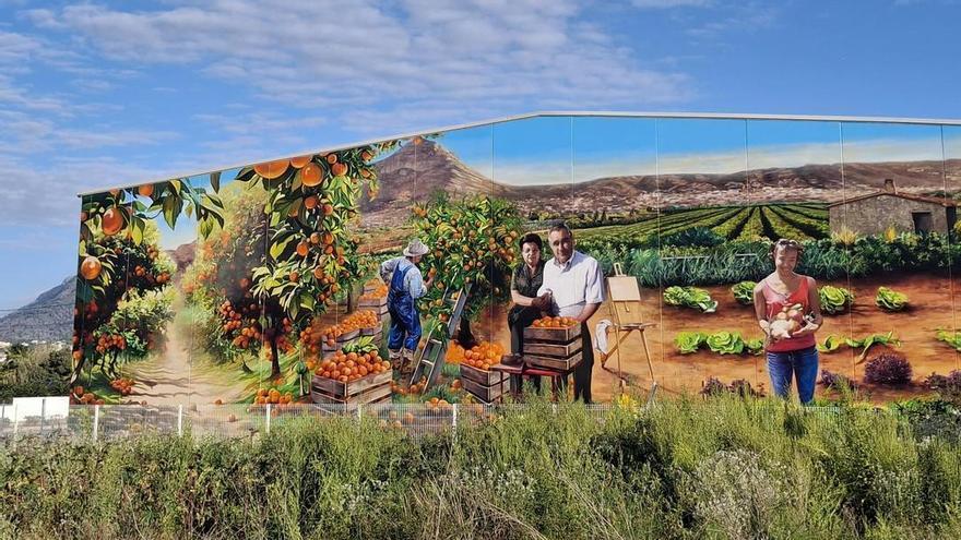 Paisaje, esencia y familia: un colosal y precioso mural redime una pared de hormigón de una nave comercial en Xàbia