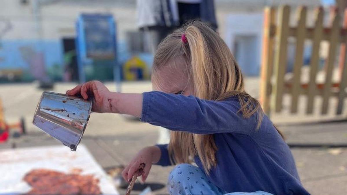 Una niña juega en el patio del colegio de Sant Antoni Abat de Fortaleny.