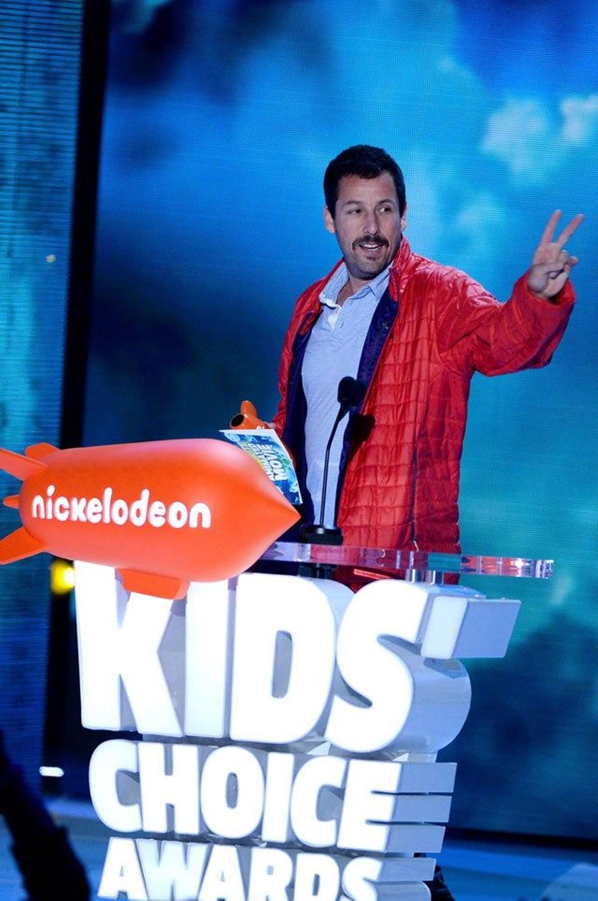 Adam Sandler, sobre el escenario de los Kids' Choice Awards 2016.