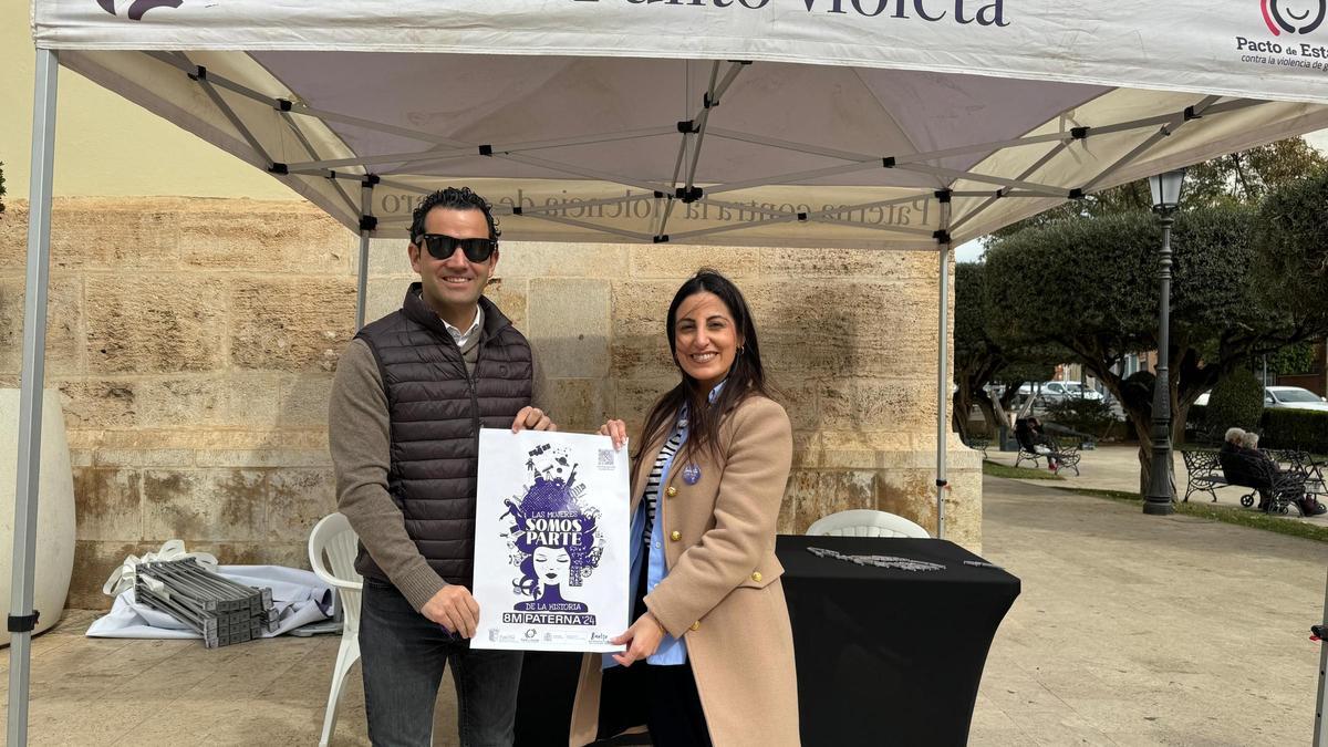Sagredo y la Teniente Alcalde de Igualdad, Isabel Segura en el punto violeta del Ayuntamiento de Paterna presentando la campaña este lunes.