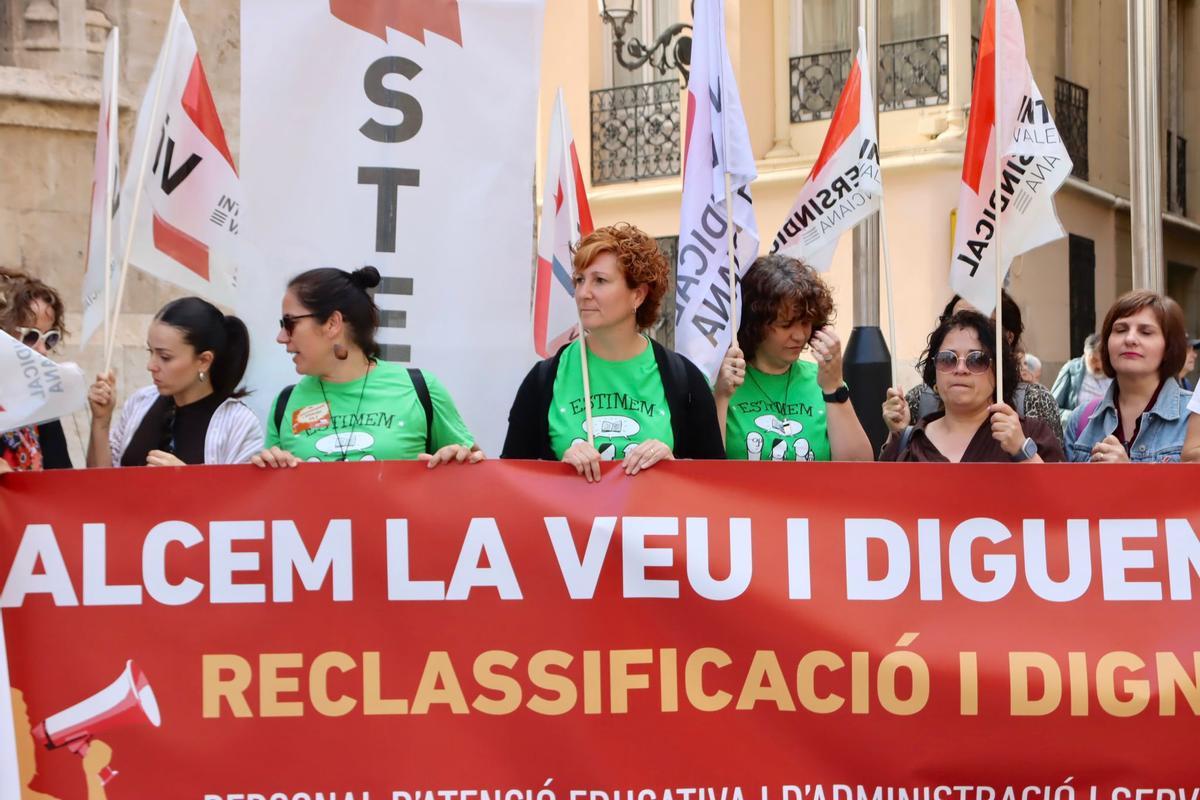Los sindicatos de profesores apuntan directamente a Pérez Llorca: "Queremos negociar" Los sindicatos de profesores apuntan directamente a Pérez Llorca: "Queremos negociar"