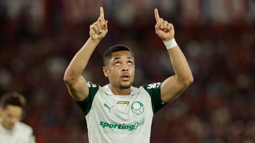 Vitor Roque se luce en el Palmeiras