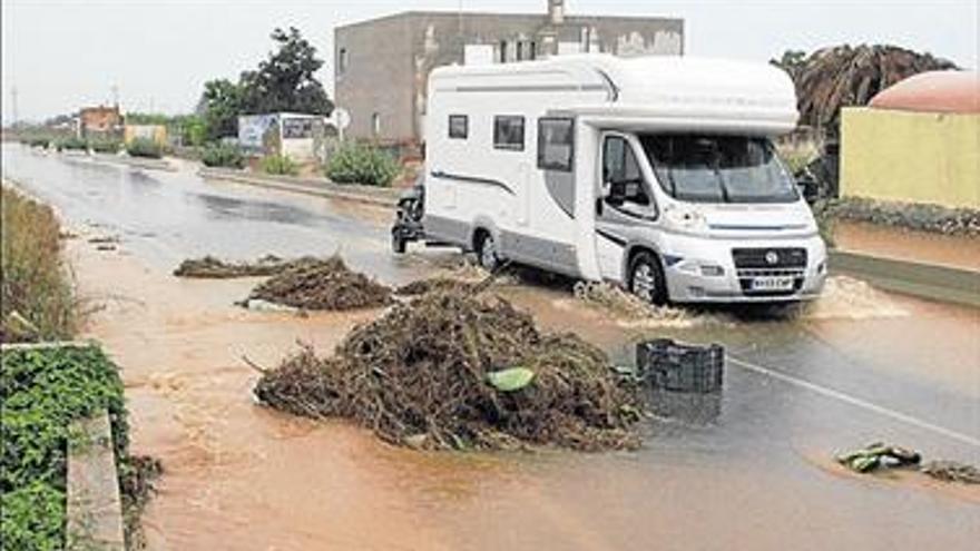 Retenciones e inundaciones por la tromba en la capital