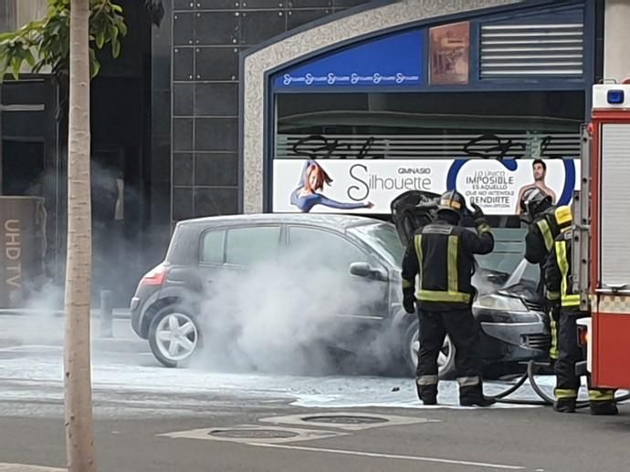 Arde un coche en la calle Venegas.