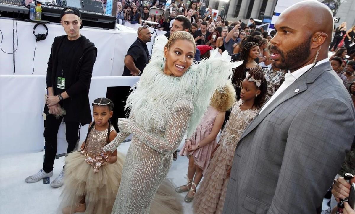 Beyoncé y su familia, a su llegada a la gala de los premios MTV.