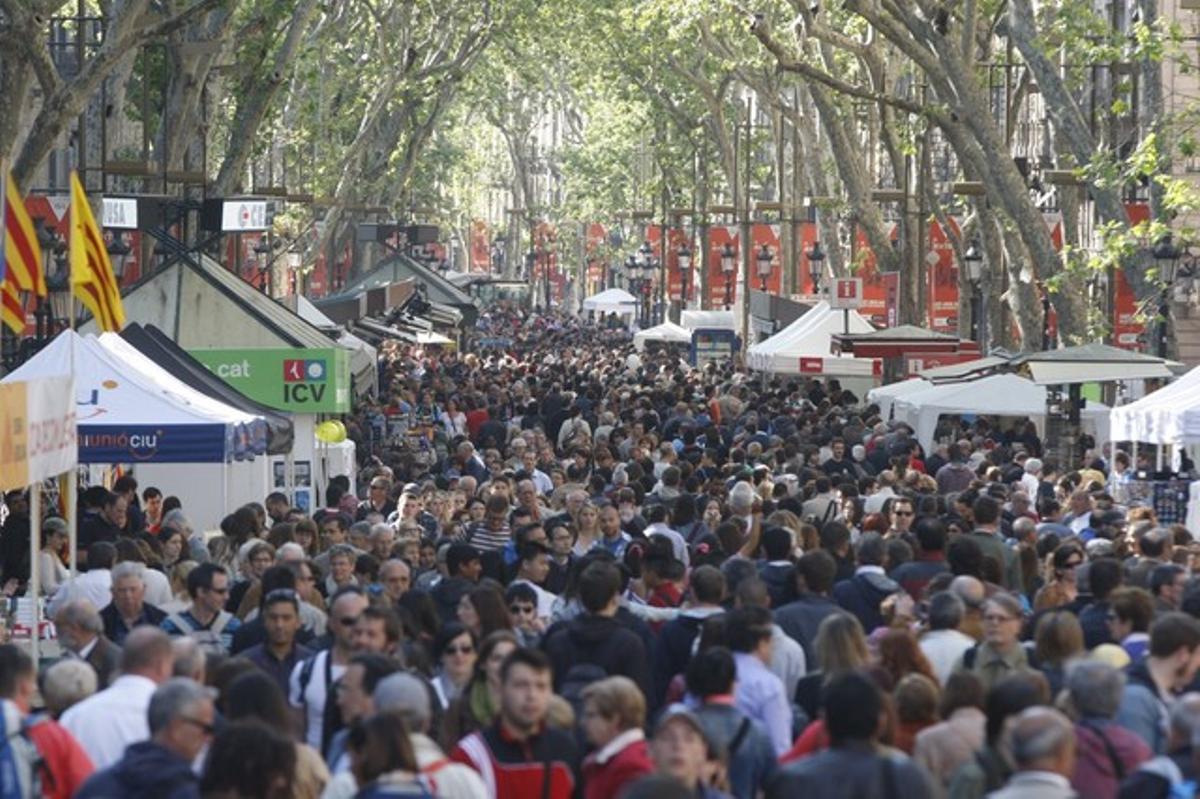 La Diada de Sant Jordi en la Rambla a las 10 de la mañana.