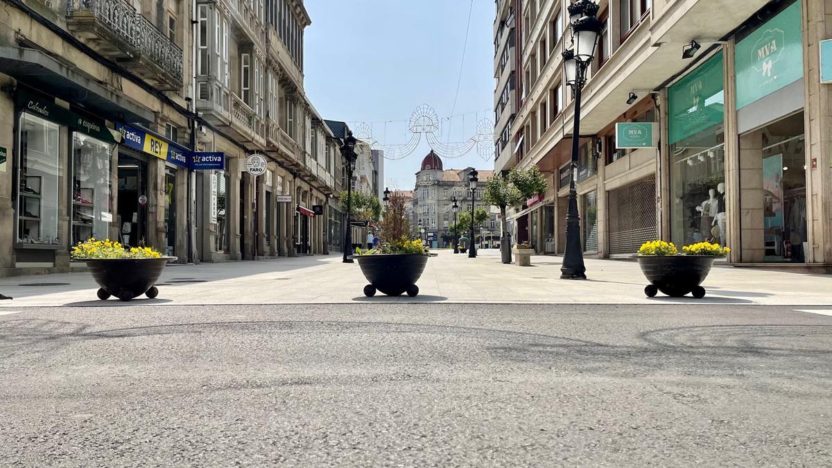 Nova imaxe que ofrece a rúa Calvo Sotelo, unha das arterias principais de A Estrada.