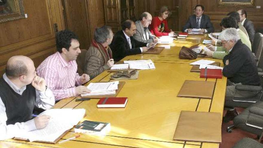 Los miembros de la Comisión de Planes Provinciales, ayer en su reunión para analizar la propuesta del diputado delegado del área