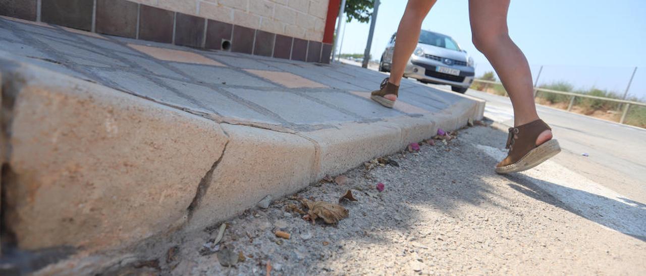 Uno de los accesos con un elevado rebaje en el bordillo de la acera.