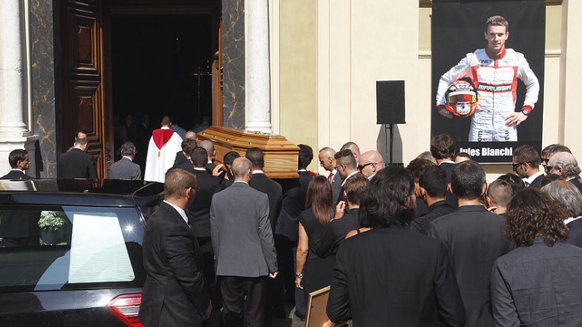 El féretro de Bianchi es portado al interior de la catedral de Sainte Réparate por un grupo de jóvenes pilotos