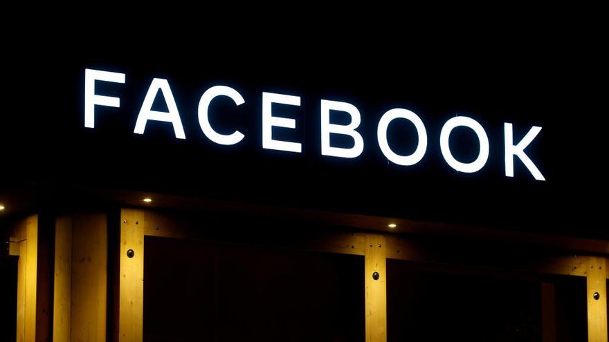 El logo de Facebook, en Davos (Suiza).