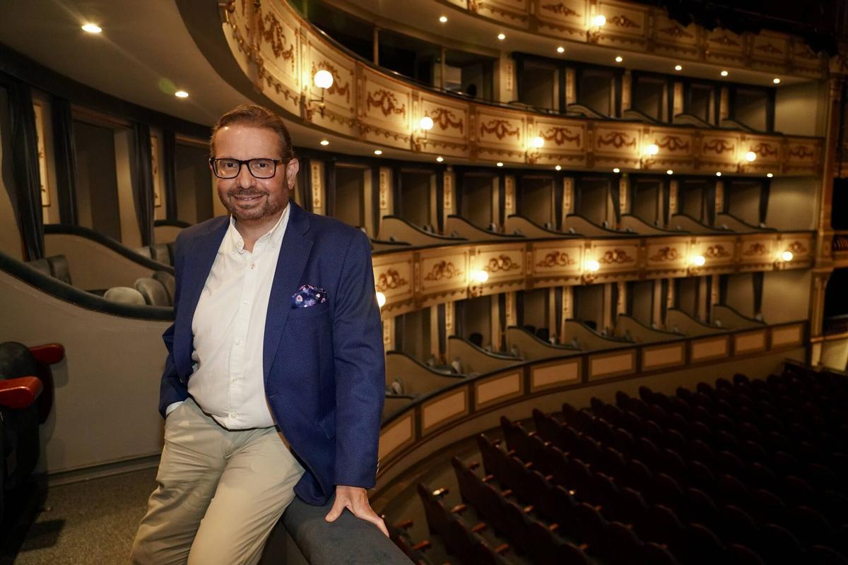 Ignacio Castillo, pregonero y periodista de La Opinión de Málaga, posa en el interior del Teatro Cervantes, donde el sábado hará el pregón de la Semana Santa 2026