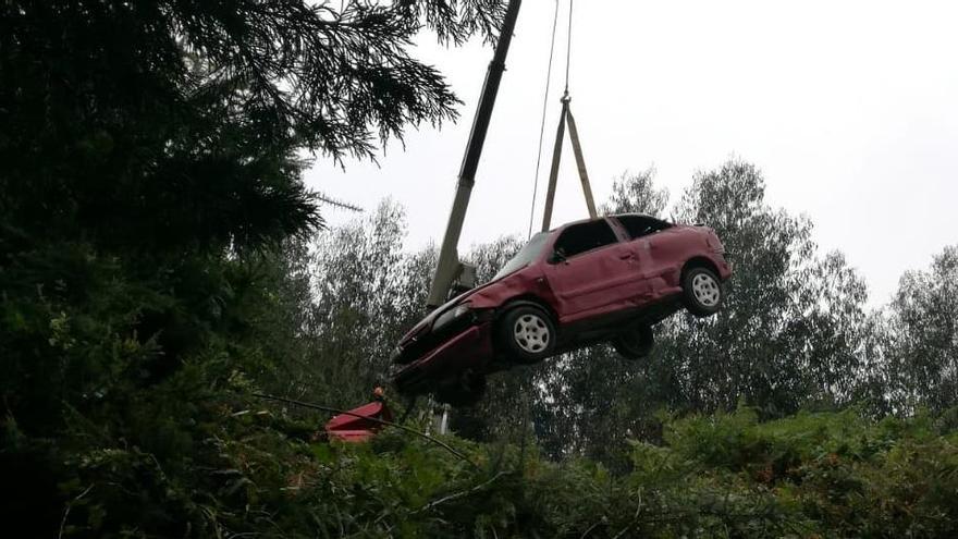 Dos heridos en la subida al faro de Ribadesella tras caer con su coche por un terraplén