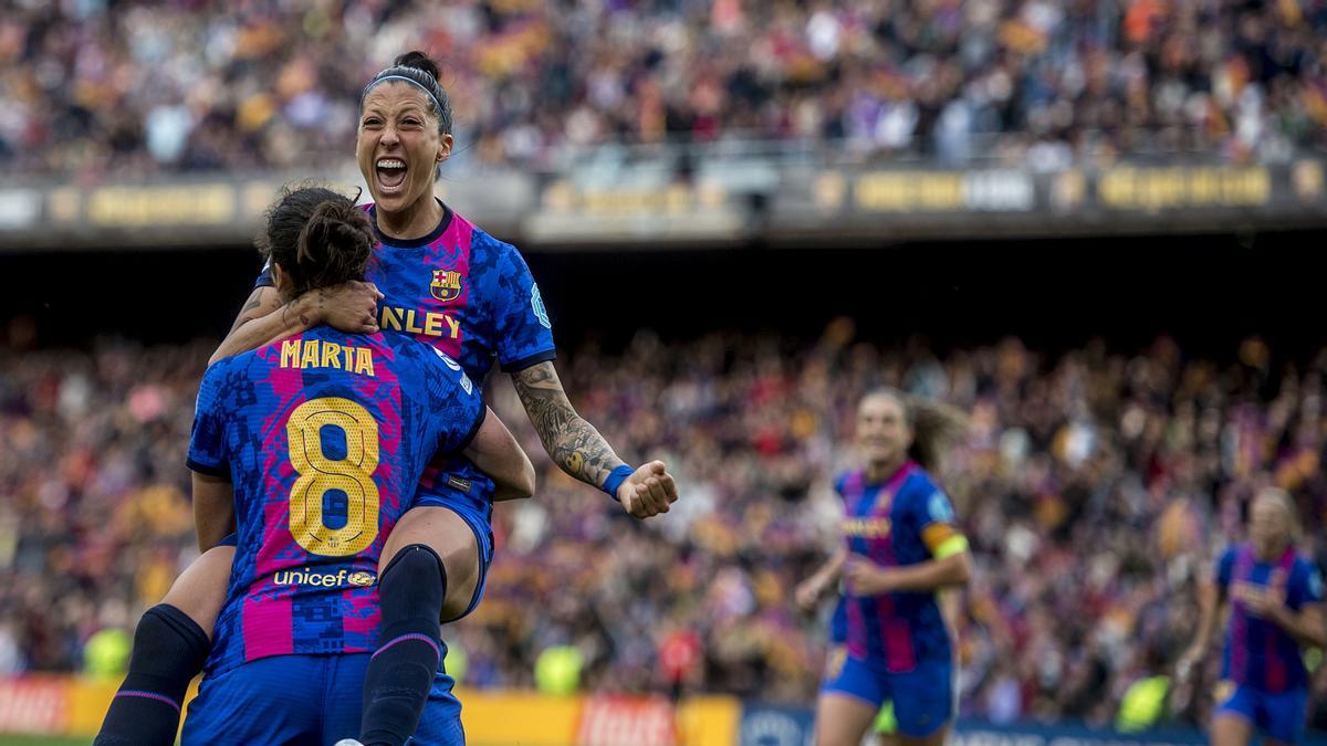 Jenni Hermoso celebra el tercer gol azulgrana durante el partido de ida de las semifinales de la champions femenina de fútbol entre el Barça  y el Wolfsburgo