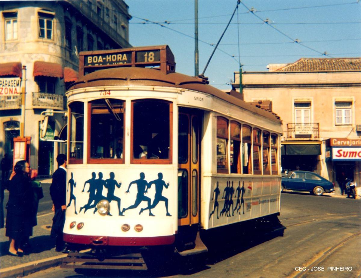 El tranvía circulando por las calles de Lisboa.
